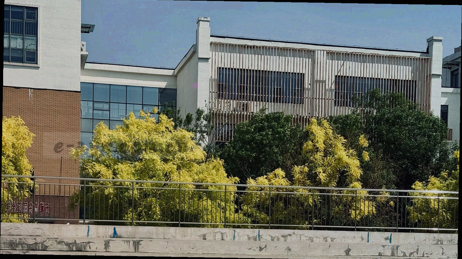 三台不同尺寸设备并排，屏幕内分别显示资料库入口与帮助文档列表